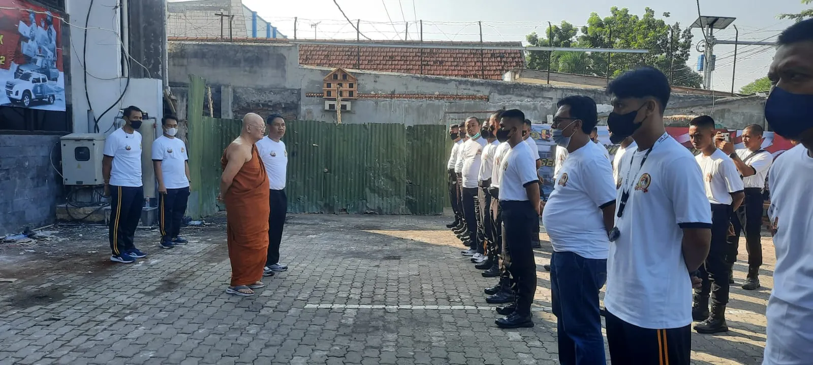 Polda Jatim Gelar Baksos Di Vihara Dhammadipa Surabaya 