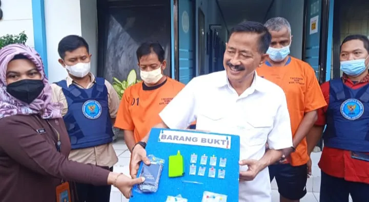 BNNK Surabaya Menangkap Ketua RT Nyamplungan Di Warung Kopi