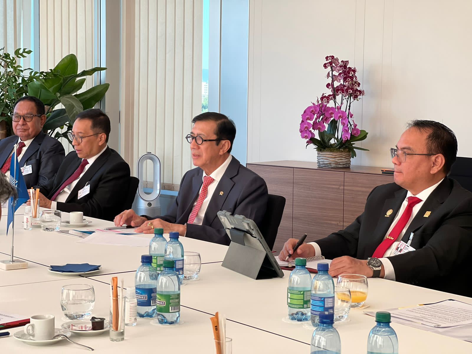 Pertemuan Bilateral dengan Dirjen WIPO, Menkumham Yasonna Loaly Serahkan Instrumen Aksesi Traktat Budapest