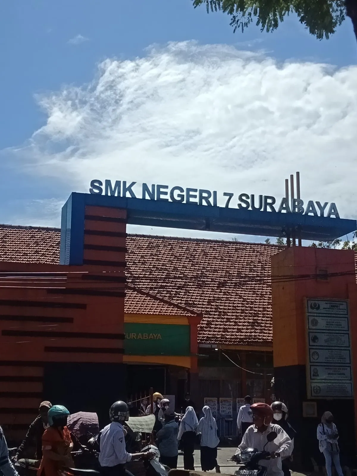 Diduga Sekolah SMKN7 Surabaya ada Pungutan Liar Terhadap Para Siswa
