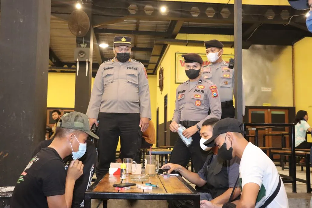 Polres Tanjung Perak Gelar Patroli Pamor Keris, Cegah Penyebaran Covid-19
