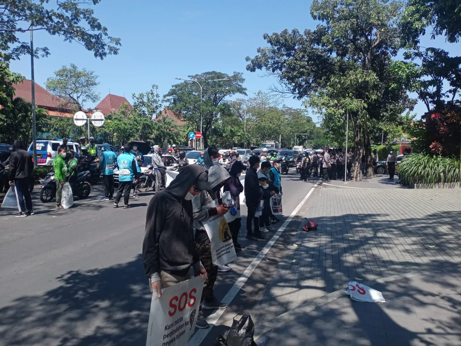 Polsek Sukolilo Surabaya Melaksanakan Giat Pengamanan Dan Monitoring Aksi Unjuk Rasa Dari Pengungsi Luar Negeri Asal Afganistan