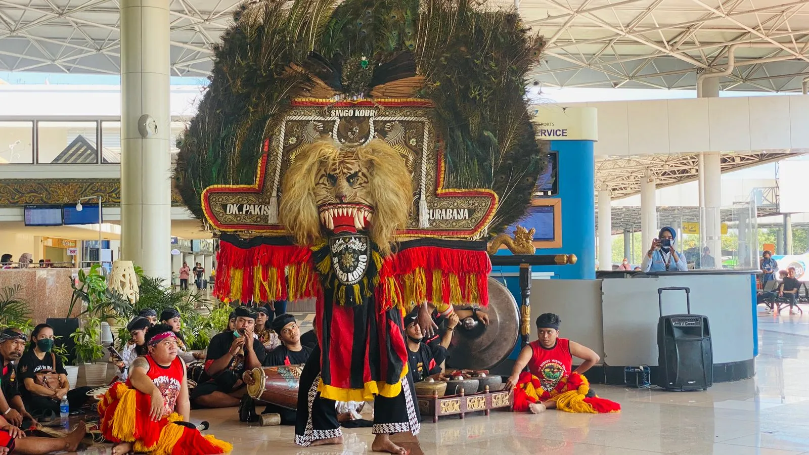 KOLABORASI BERSAMA, BANDARA JUANDA DAN DISBUDPAR JATIM HADIRKAN PENAMPILAN SENI BUDAYA DI BANDARA