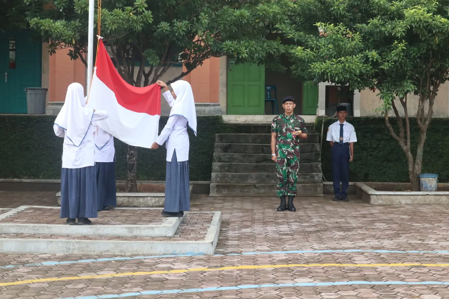 LANUDAL SABANG KEMBALI GELORAKAN MOTIVASI KEBANGSAAN SISWA-SISWI MTSN 1 DALAM UPACARA BENDERA