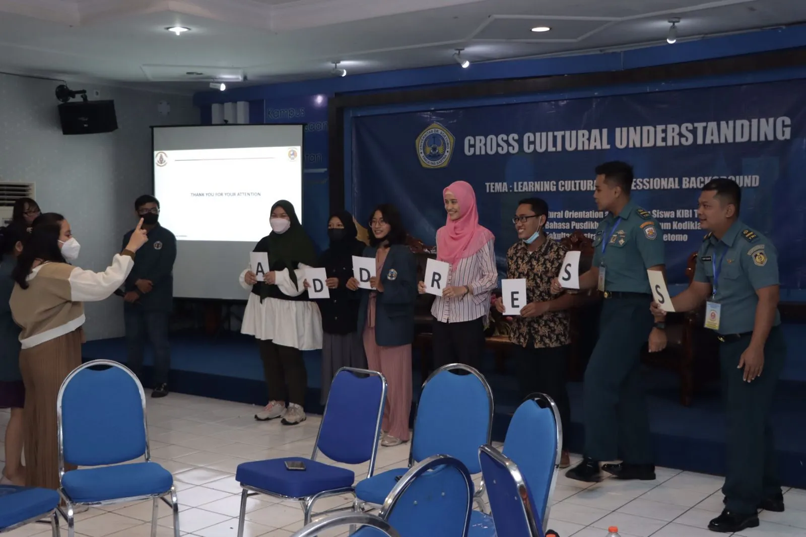 Bersama Siswa KIBI TNI AL, Fakultas Sastra Unitomo Gelar Cross Cultural Understanding