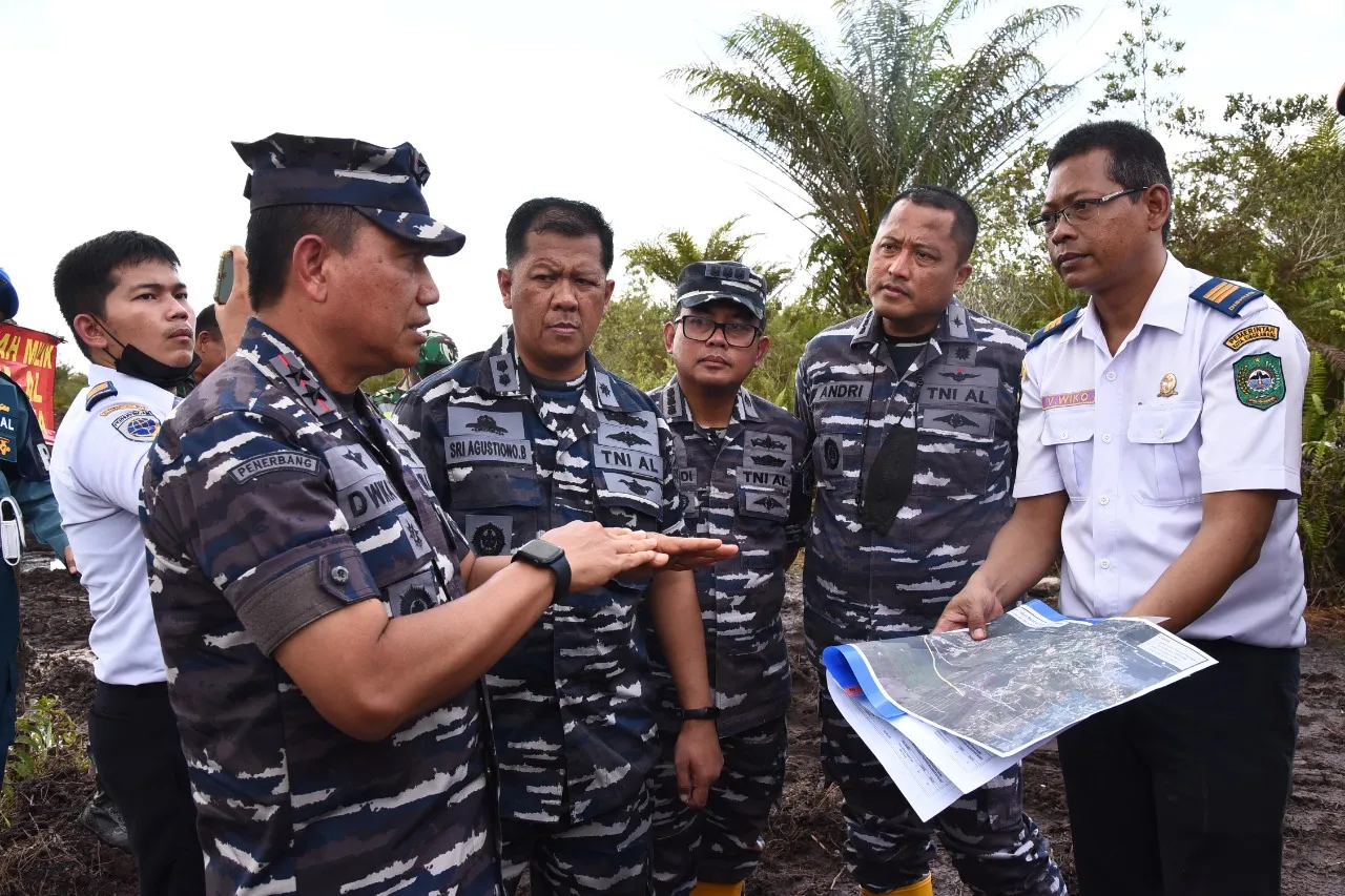 DANLANTAMAL XII DAMPINGI DANPUSPENERBAL TINJAU LAHAN PEMBANGUNAN LANUDAL SINGKAWANG