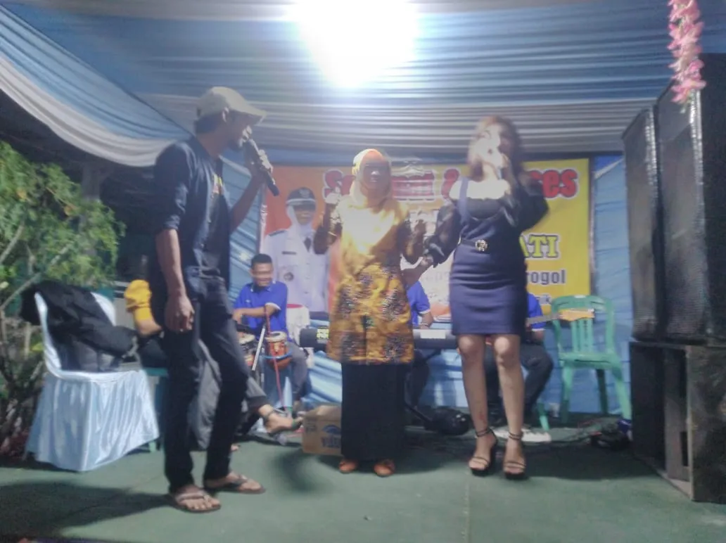 DANGDUTAN RAYAKAN MENANG PILKADES. Kades Baru Grogol Ikut Berdendang, Watga Bergoyang