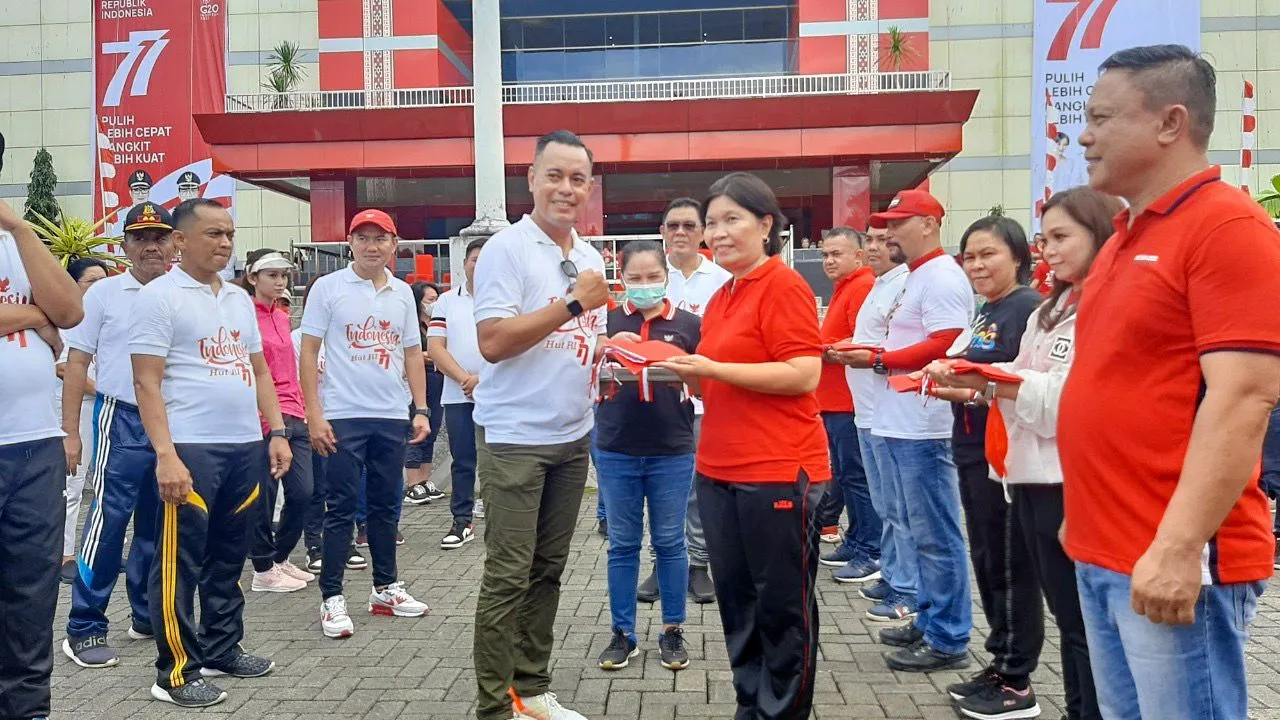 DANLANUDAL MANADO IKUTI PENYERAHAN 10.000 BENDERA MERAH PUTIH DALAM OLAHRAGA BERSAMA PEMKAB MINAHASA UTARA