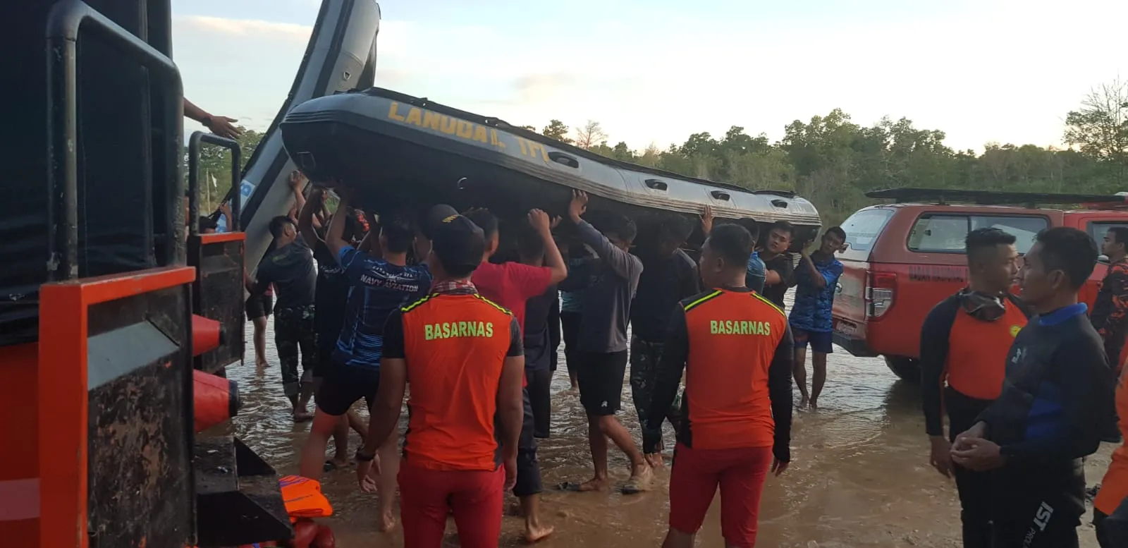 SAR LANUDAL TANJUNGPINANG BANTU PENCARIAN KORBAN TENGGELAM DI SEI PULAI