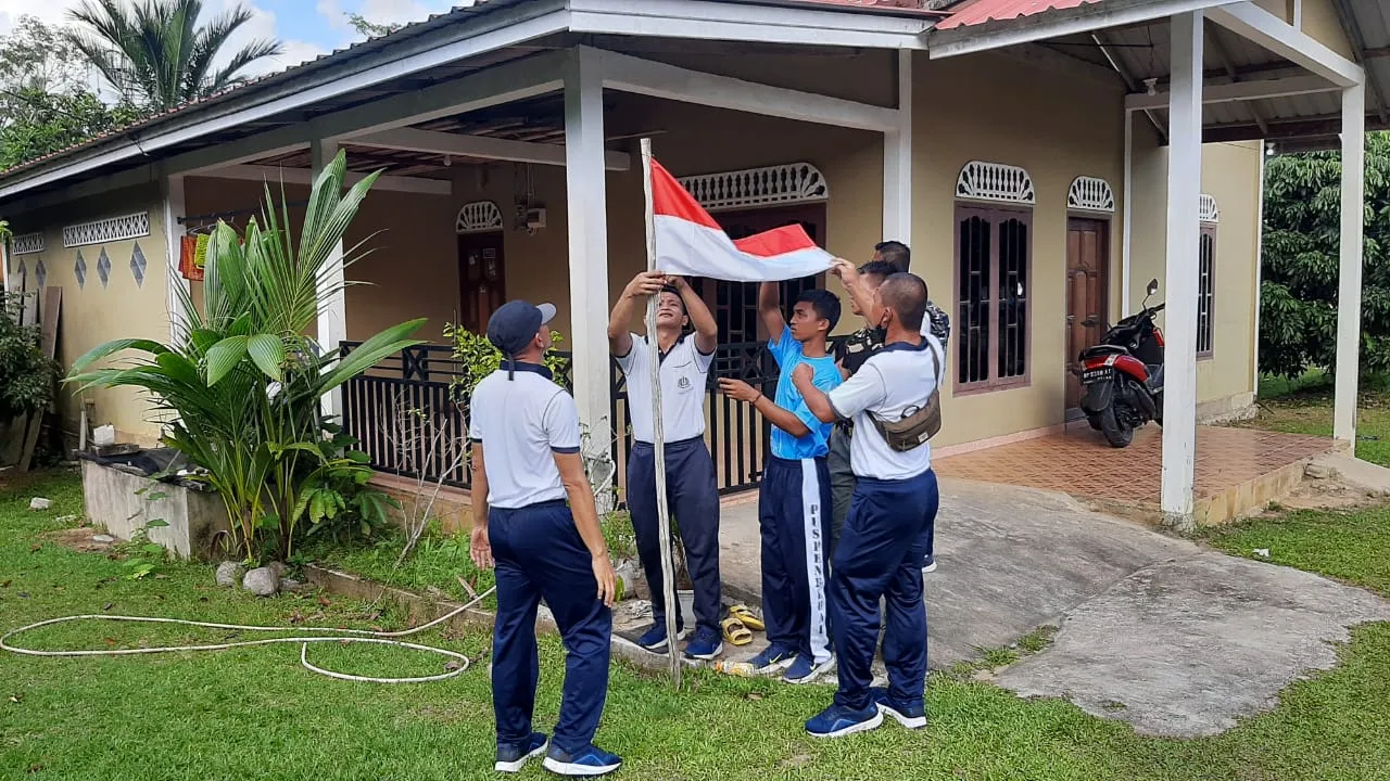 LANUDAL MATAK LAKSANAKAN PEMASANGAN BENDERA DI RUMAH WARGA