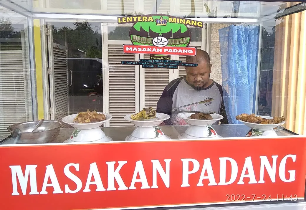 FAHROMI PAMONG KEDUNG KEMBAR. Siasati Minimnya Gaji Perangkat Desa, Sukses Raup Cuan Usaha Kuliner Masakan Minang