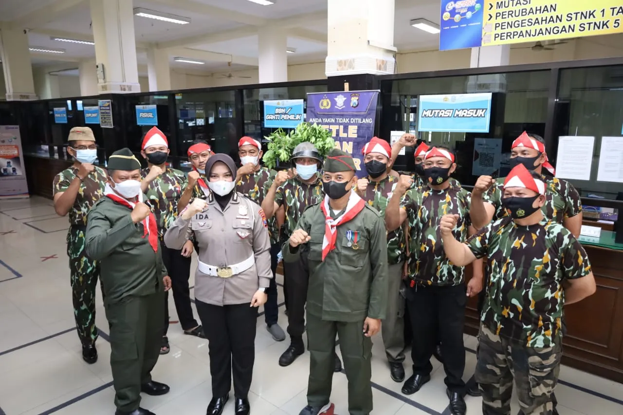 Petugas Pelayanan Samsat Kenakan Baju Pejuang Dalam Rangka Hari Kemerdekaan RI