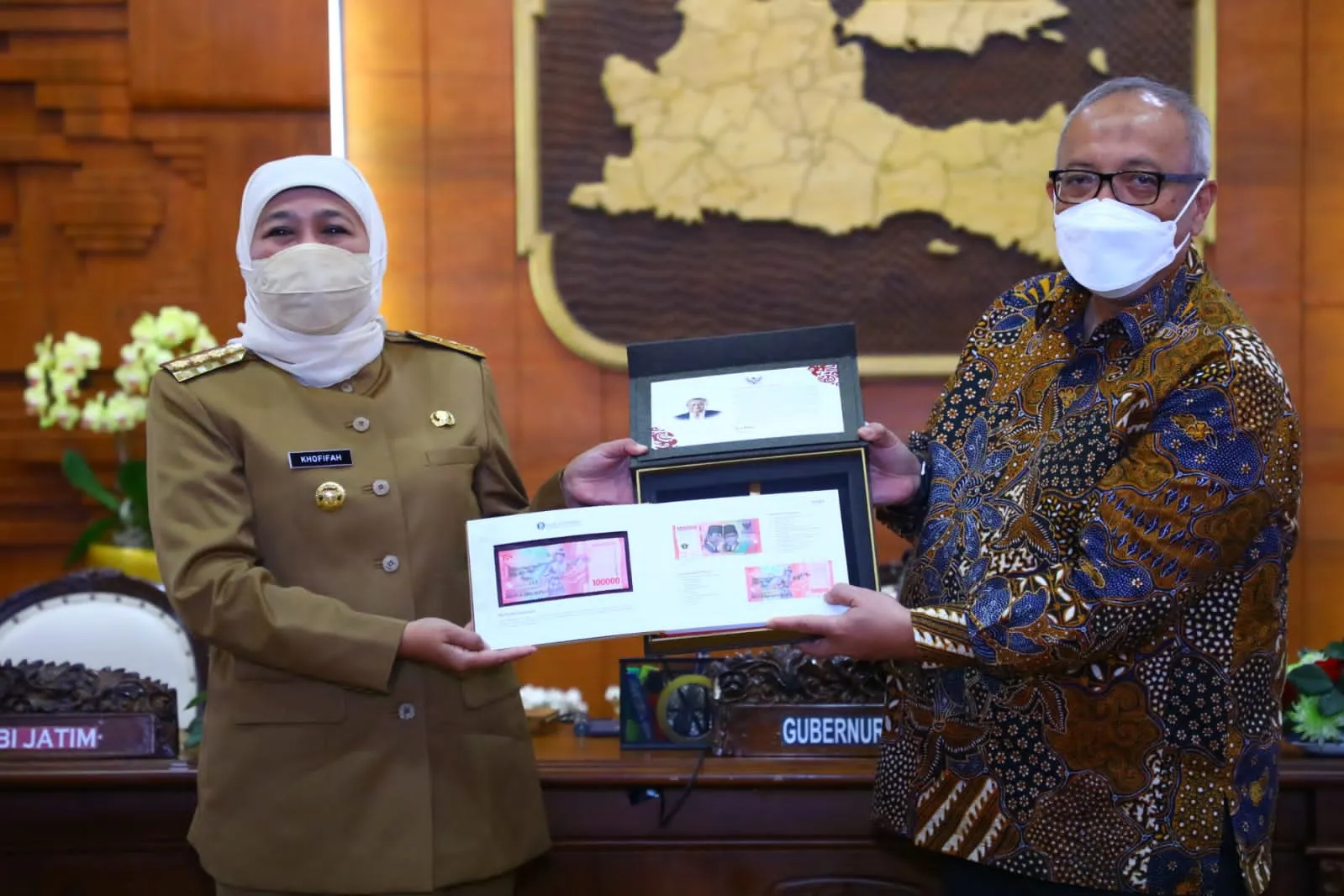 GUBERNUR JATIM MENJADI PEMILIK PERTAMA Uang Baru DI JATIM