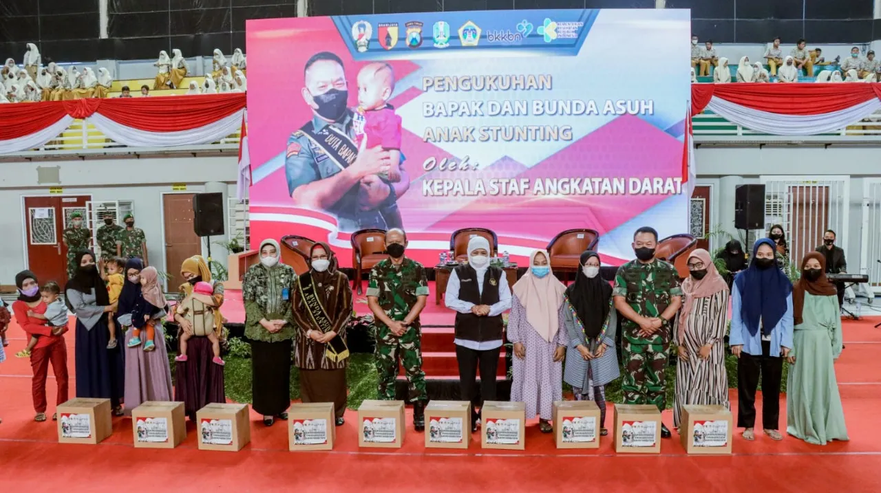 KASAD DUDUNG ABDURACHMAN KUKUHKAN BAPAK DAN BUNDA ASUH ANAK STUNTING KABUPATEN GRESIK
