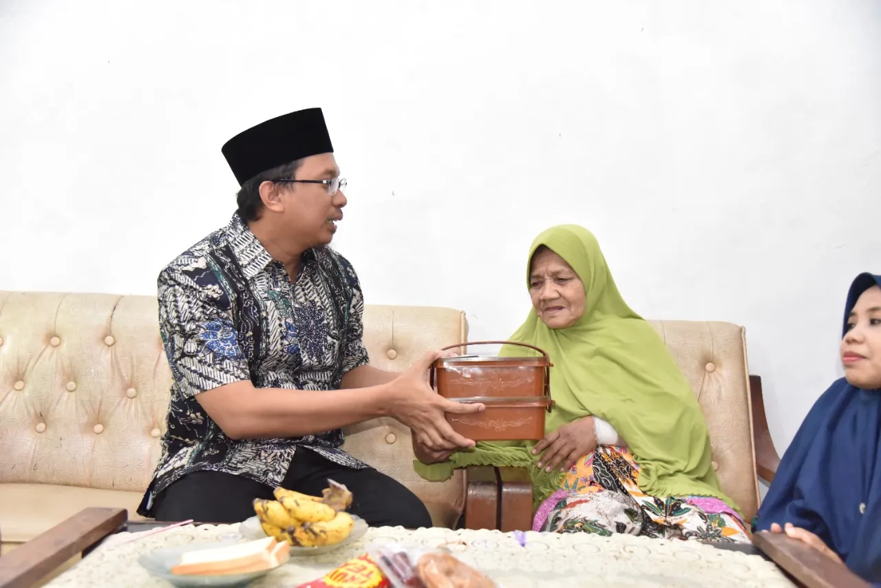 Bupati Gus Muhdlor Realisasikan Program Bantuan Makan Gratis Bagi Warga Miskin Sidoarjo