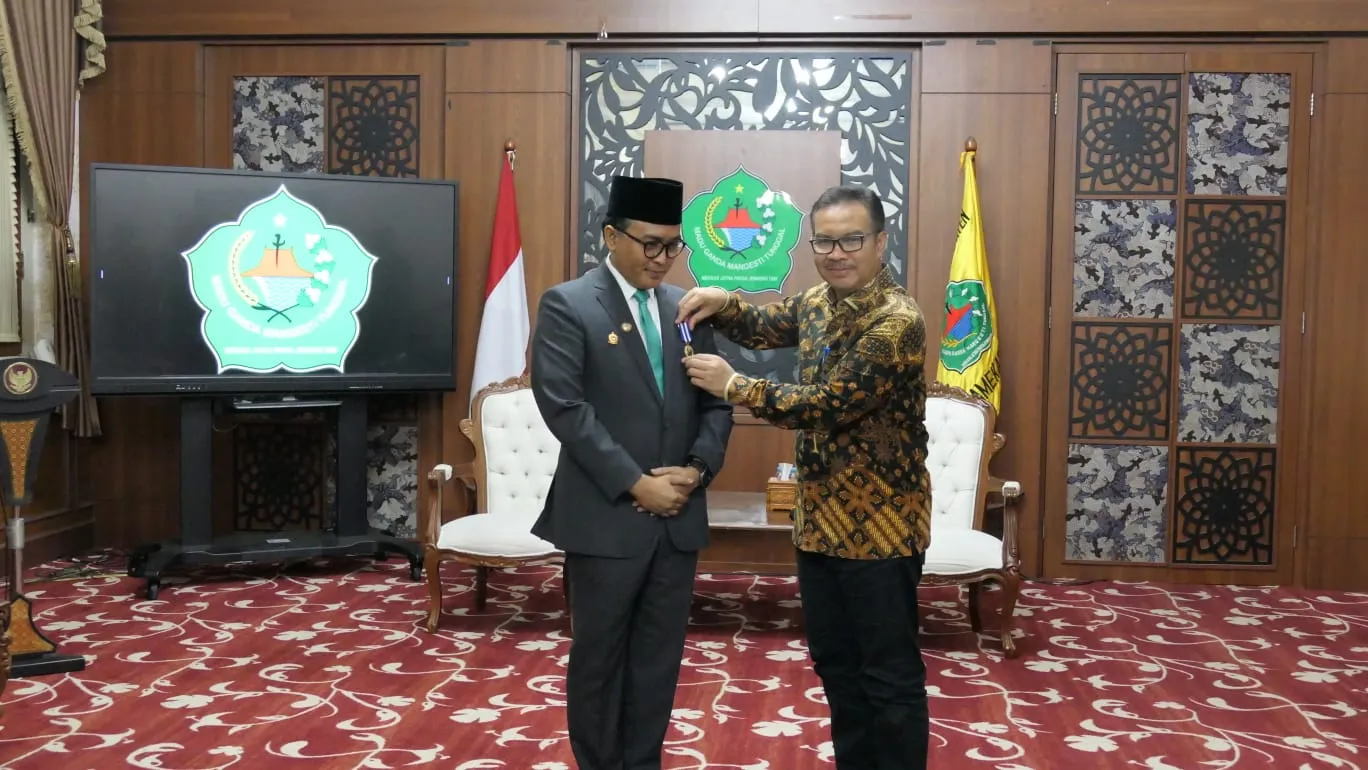 Kepala BKKBN Sematkan Penghargaan Manggala Karya Kencana kepada Bupati Pamekasan