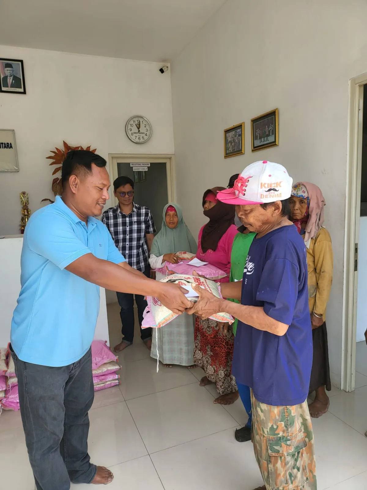 PT Hijau Alam Nusantara Berikan Ratusan Sembako Kepada Warga
