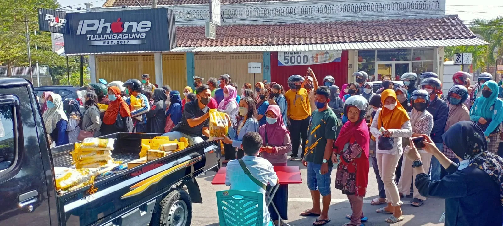 BULOG JATIM BERSAMA PEMDA MENYALURKAN BERAS SECARA RUTIN KE PASAR TRADISIONAL MAUPUN LANGSUNG KE MASYARAKAT