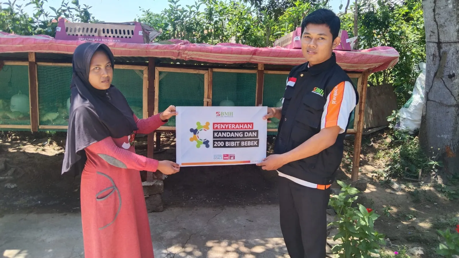 LAZNAS BMH SERAHKAN BANTUAN KANDANG & 200 BIBIT BEBEK