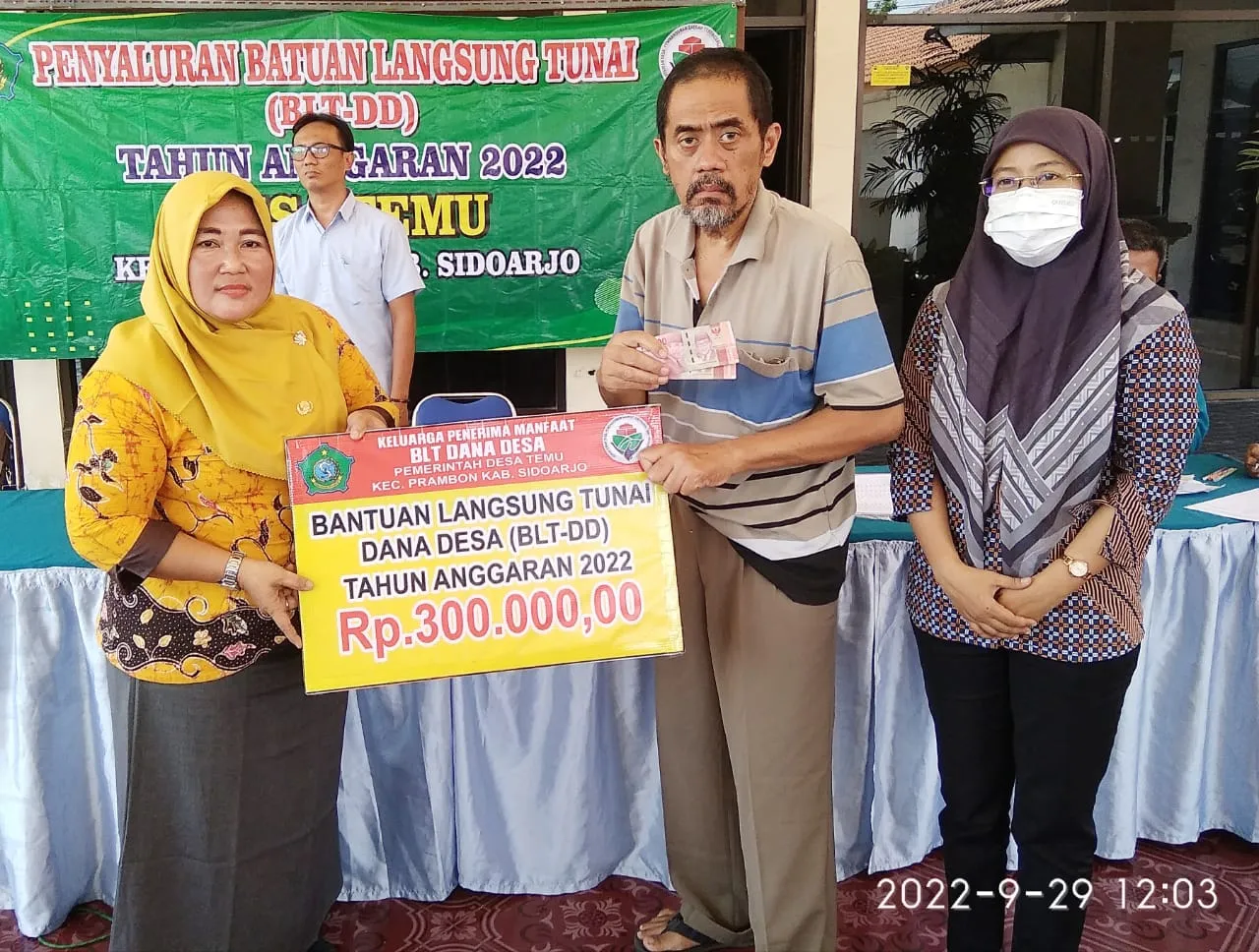PEMBAGIAN BLT-,DD DESA TEMU. Bu Kades Harap Bermanfaat