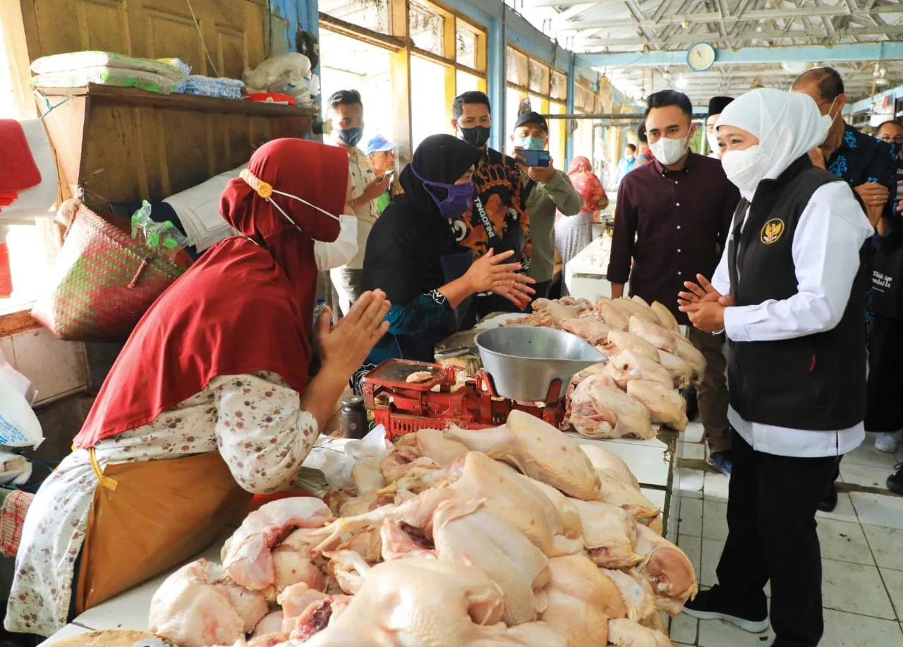 Pastikan Harga Bapok Stabil Gubernur Khofifah Blusukan ke Pasar Sayur Magetan