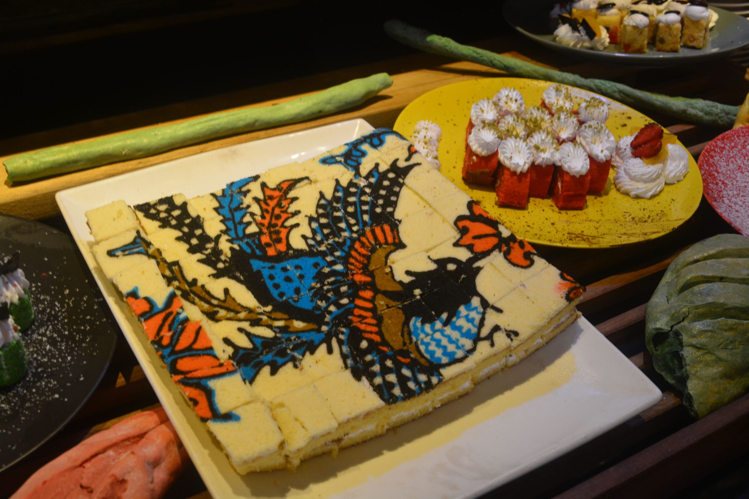 RAYAKAN HARI BATIK NASIONAL, LUMINOR HOTEL JEMURSARI SURABAYA GANDENG SMAMDA & SURYA GALLERY BATIK