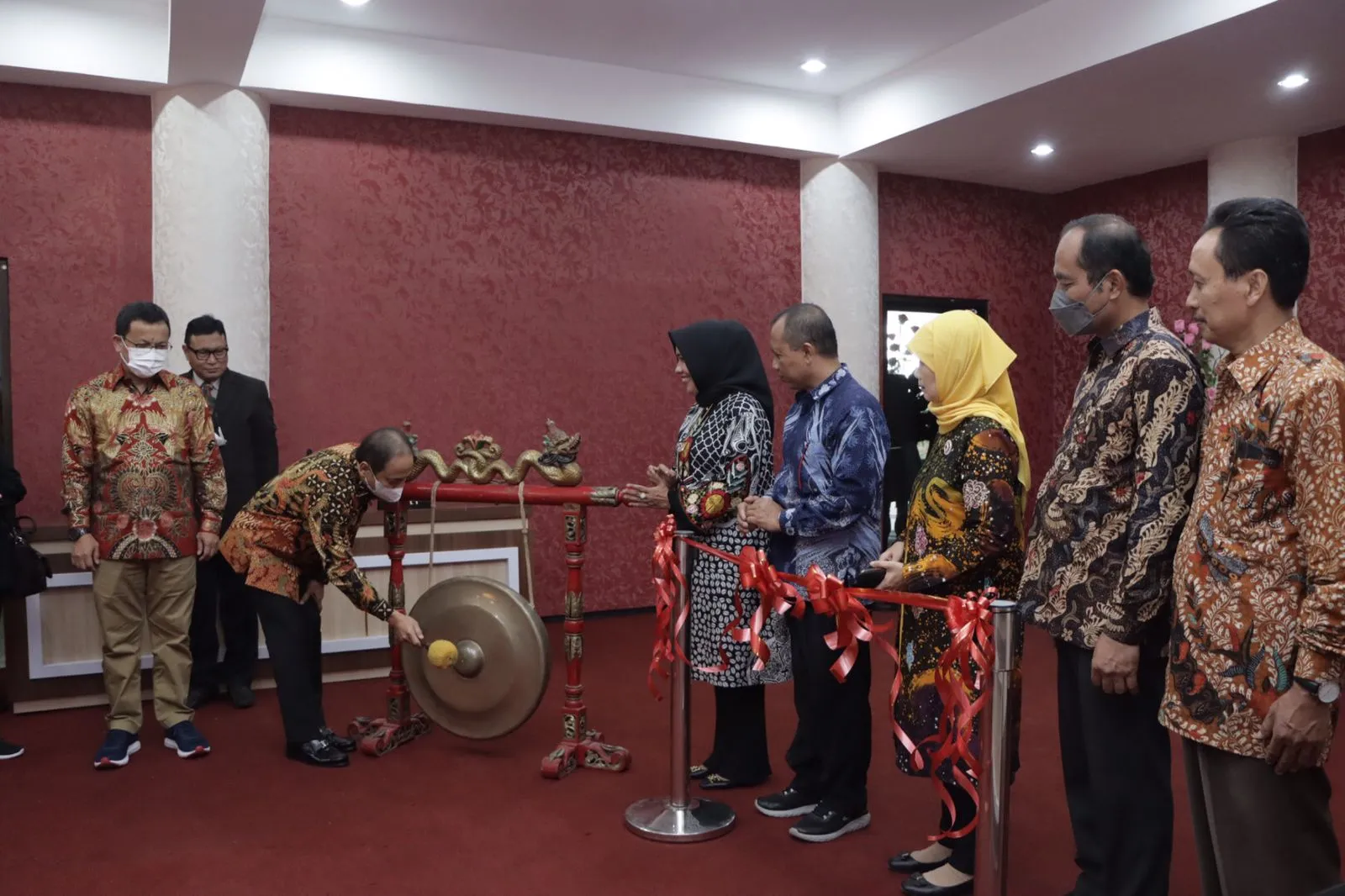 FH Unitomo Bersama MK RI Resmikan Smart Board Mini Court Room