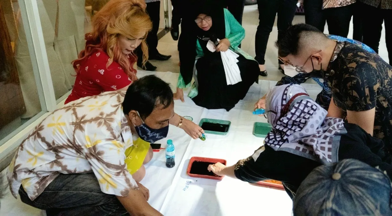 Meriahkan Hari Batik Nasional dan Hari Kopi Sedunia, Mercure Surabaya Grand Mirama Dukung Ajak Belajar Membatik Diatas Kain dan Diatas Kopi