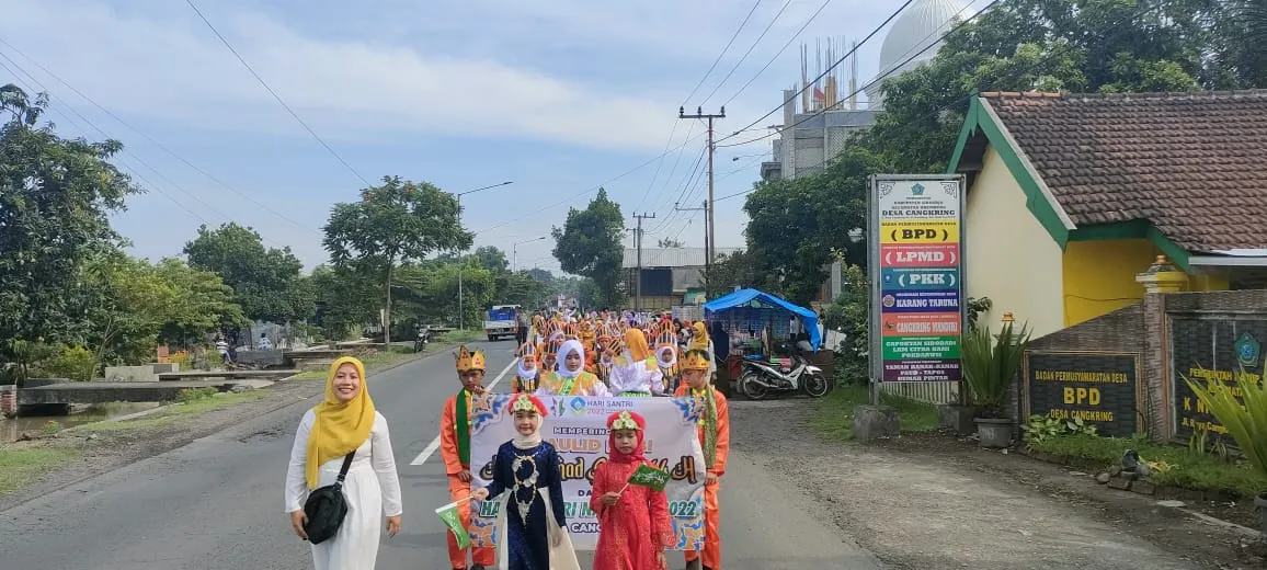Lembaga Pendidikan Milik Yayasan Amanatul Izzah Krembung Gelar Pawai Peringati Maulid Nabi dan Hari Santri