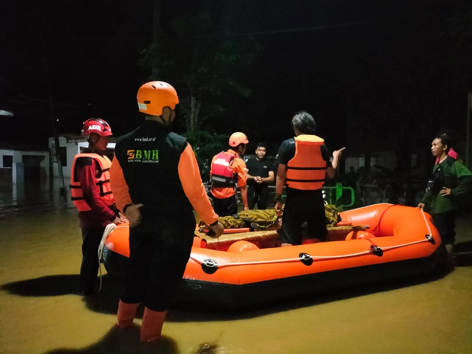 LAZNAS BMH KIRIM BANTUAN UNTUK KORBAN BANJIR BLITAR
