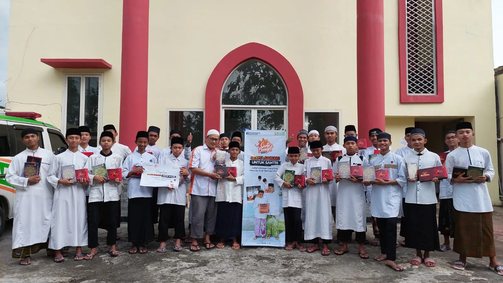 HARI SANTRI NASIONAL, LAZNAS BMH BAGIKAN 1.444 SARUNG UNTUK SANTRI DI JATIM