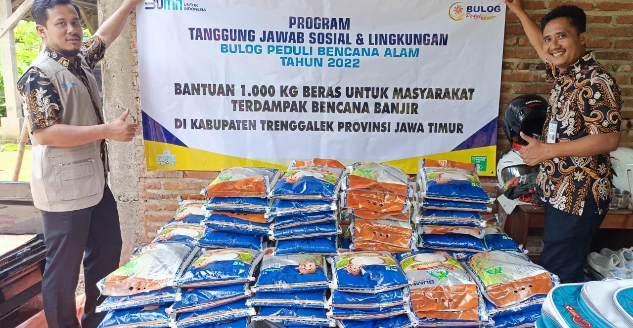 BANTUAN BERAS UNTUK WARGA TERDAMPAK BANJIR DI KABUPATEN TRENGGALEK DAN KABUPATEN BLITAR
