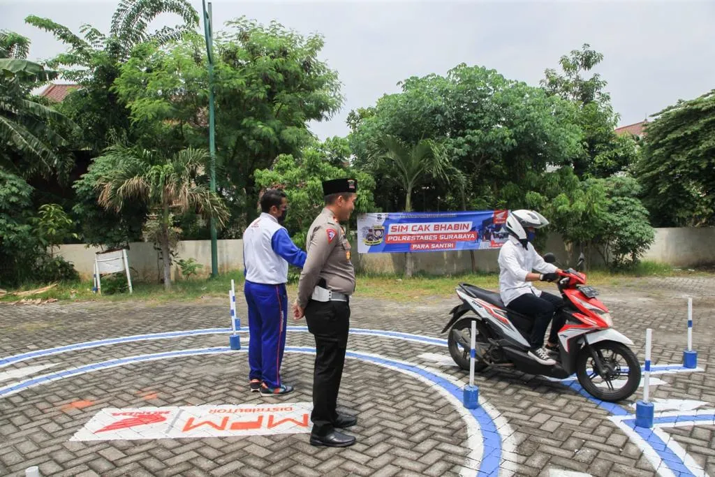 Satlantas Polrestabes Surabaya Cak Bhabin Goes To Pesantren