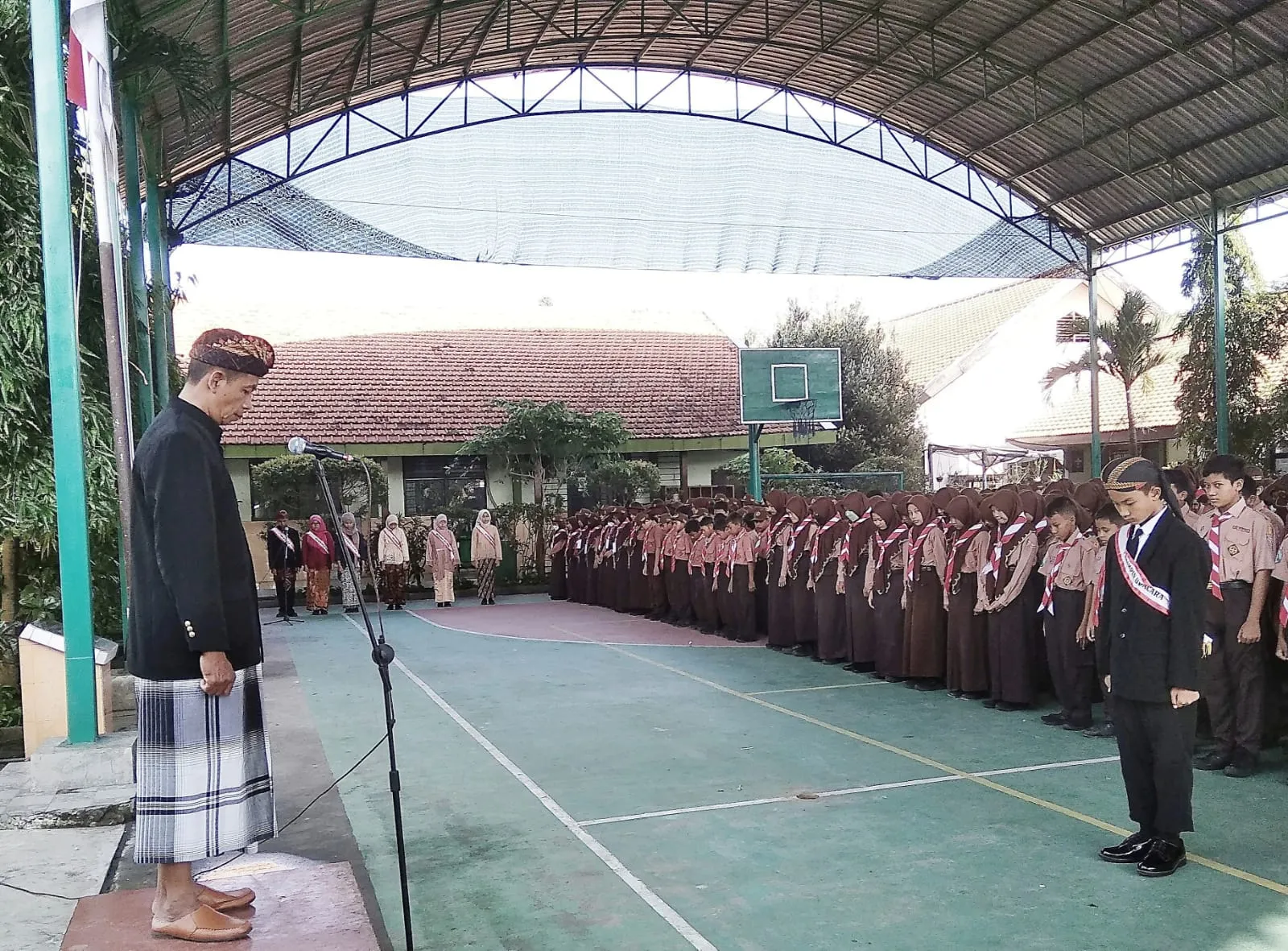 Lomba Bertema Sastra dan Upacara Bendera Warnai Hari Sumpah Pemuda SMPN Prambon