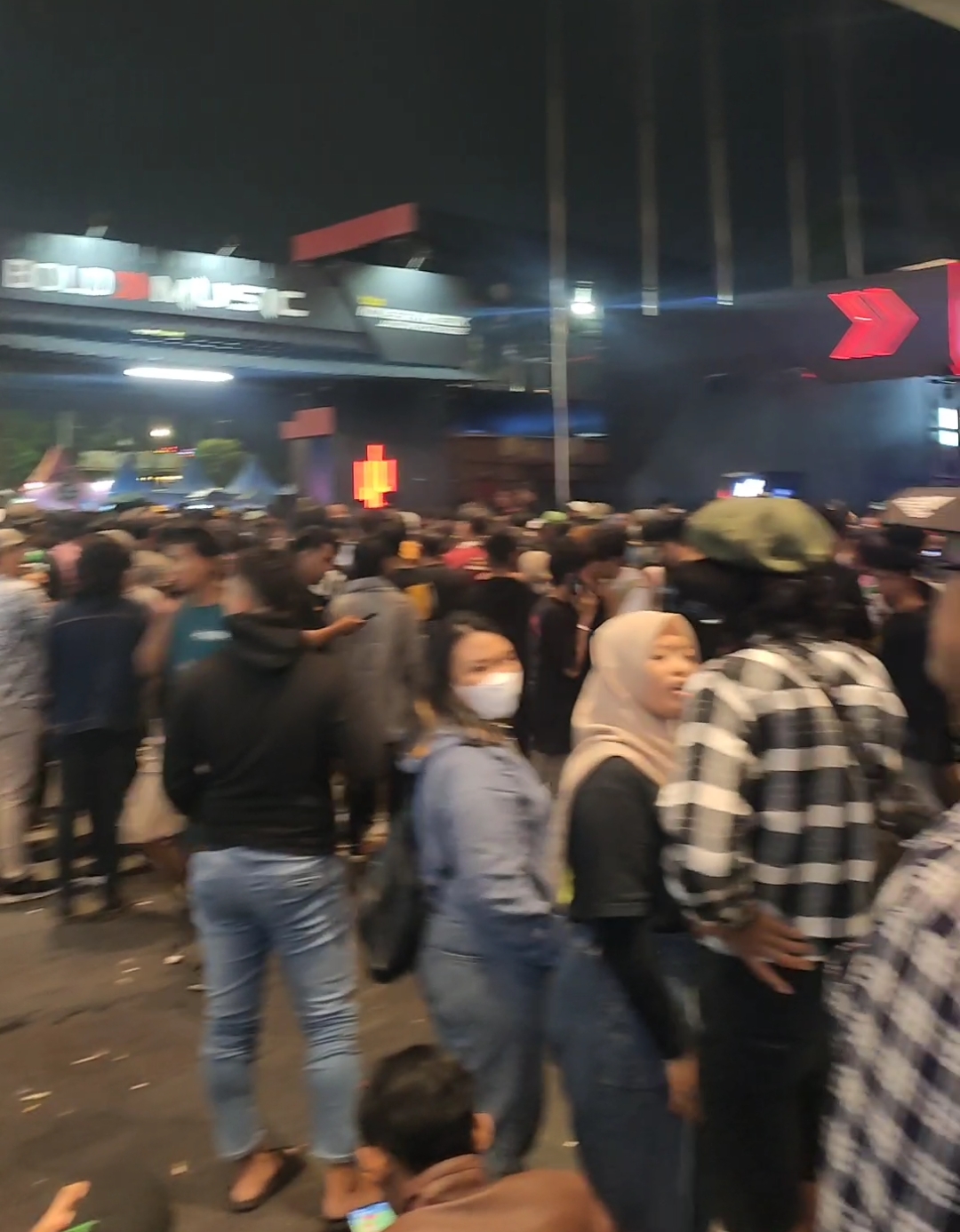 Tipe-X Menyedot Animo Masyarakat Hadir Hari Kedua Jatim Fair 2022
