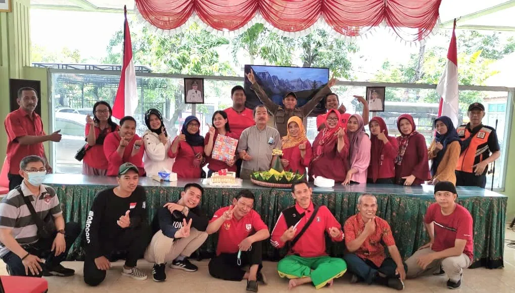 Tasyakuran Aniversary 58 lurah Bendul merisi Moh Taufik ,SH MH bersama stafnya.