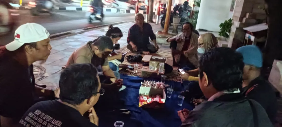 Momen Malam 10 November Solidaritas Wartawan Surabaya Gelar Tahlil Di Monumen Pers