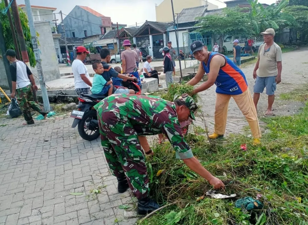 Peduli Lingkungan Babinsa Bersama Warga Laksanakan Karya Bakti
