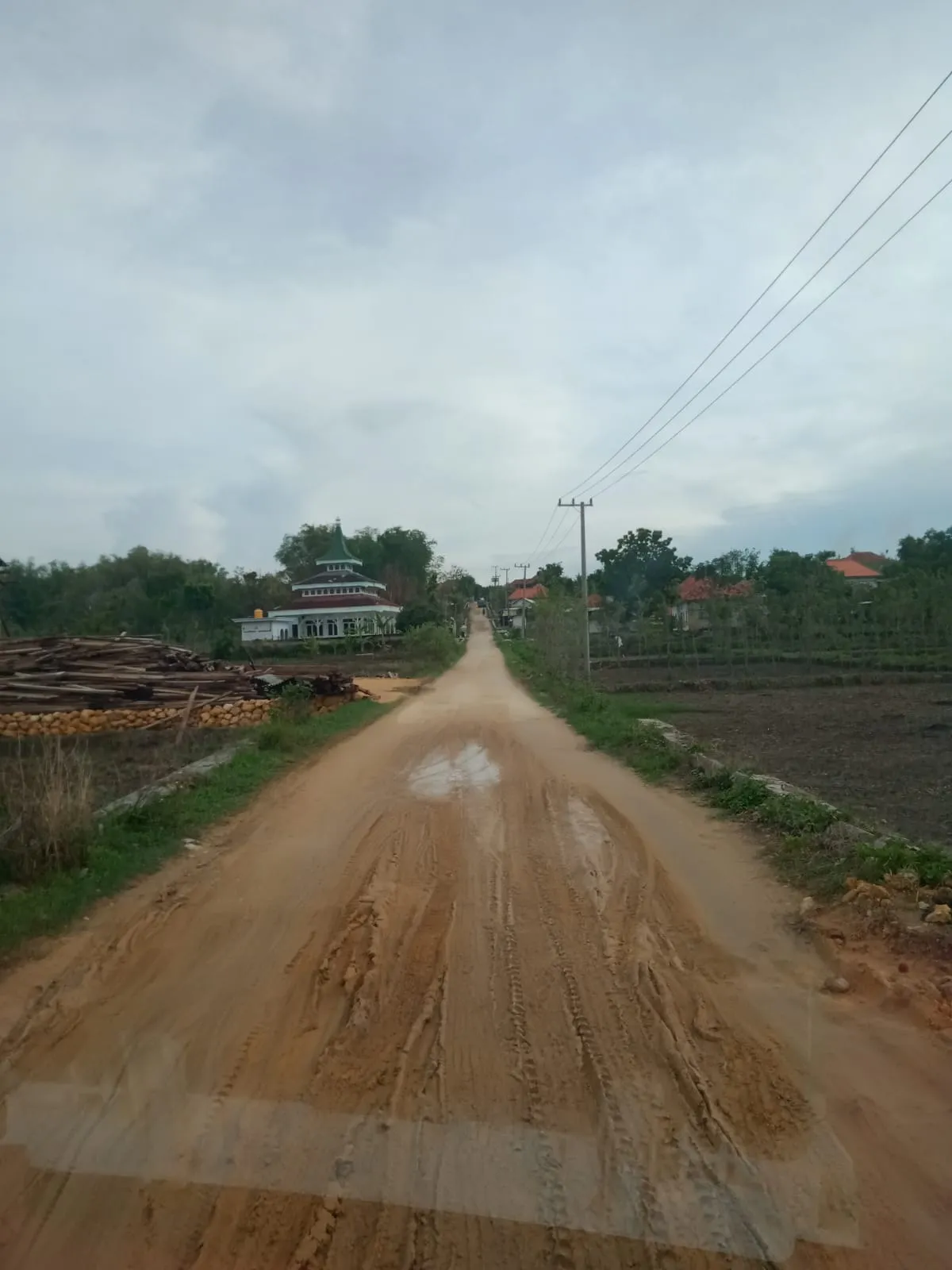 Kepala Desa Ambat Kec.Tlanakan Kab. Pamekasan seakan tutup mata melihat jalan yang bertahun-tahun rusak parah di wilayahnya