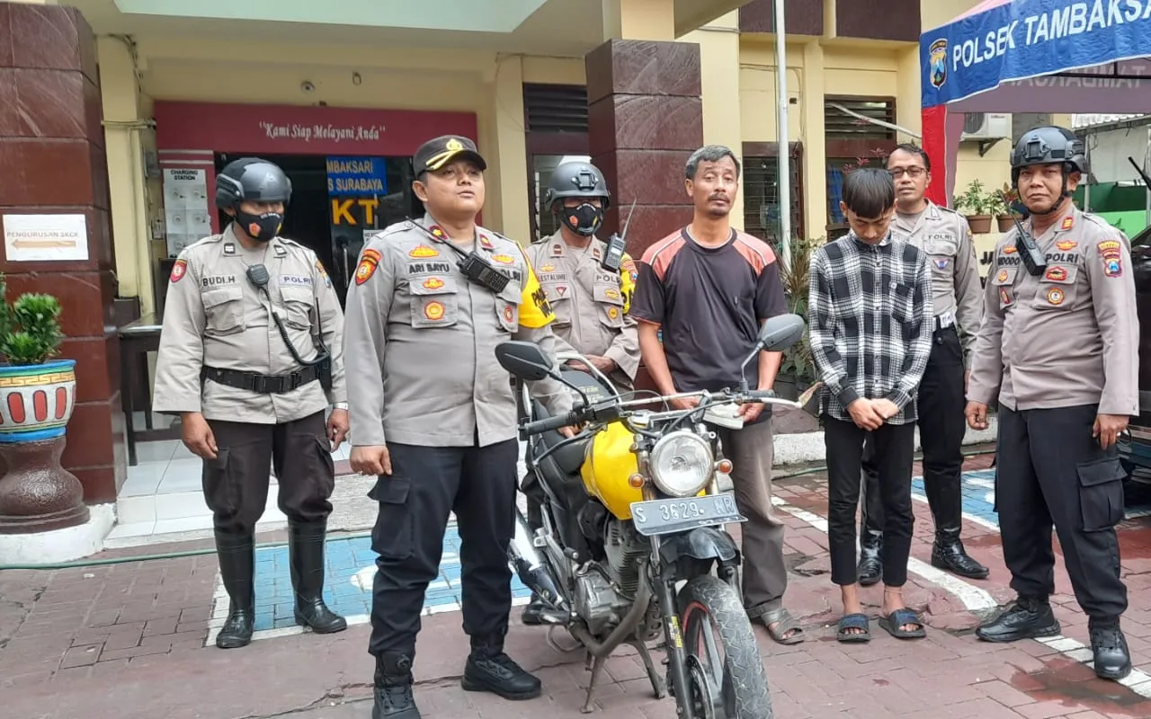 Kapolsek Tambaksari Serahkan Motor Kembali Oleh Pemiliknya