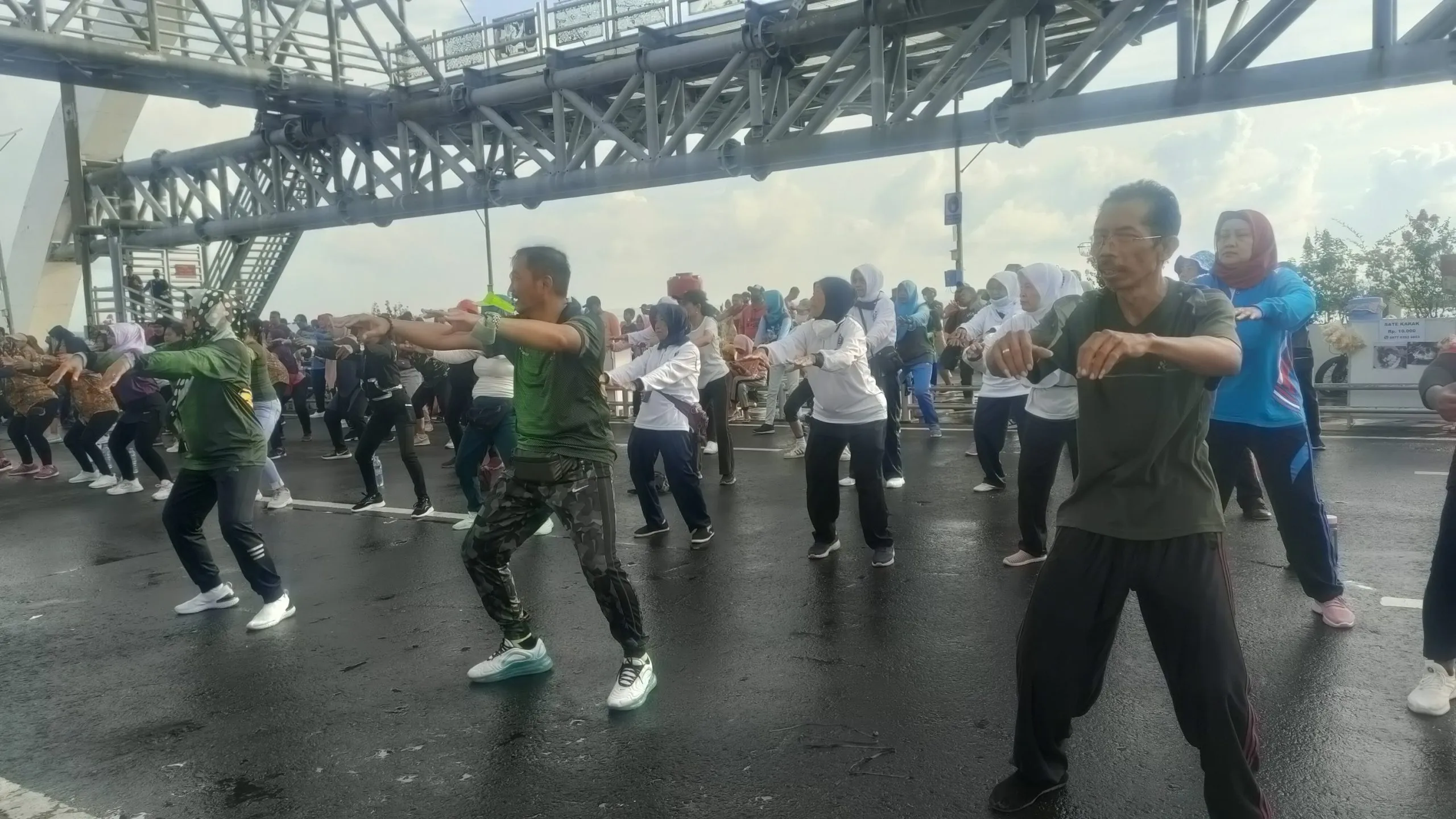 Antusias Warga Bulak Ikut Senam Bugar Dalam Rangka Semarak Hari Pahlawan