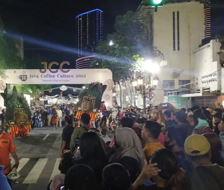Warga Surabaya Berbondong bondong Ikuti Pagelaran Puncak Java Coffe Culture 2022 Di Jalan Tunjungan Surabaya