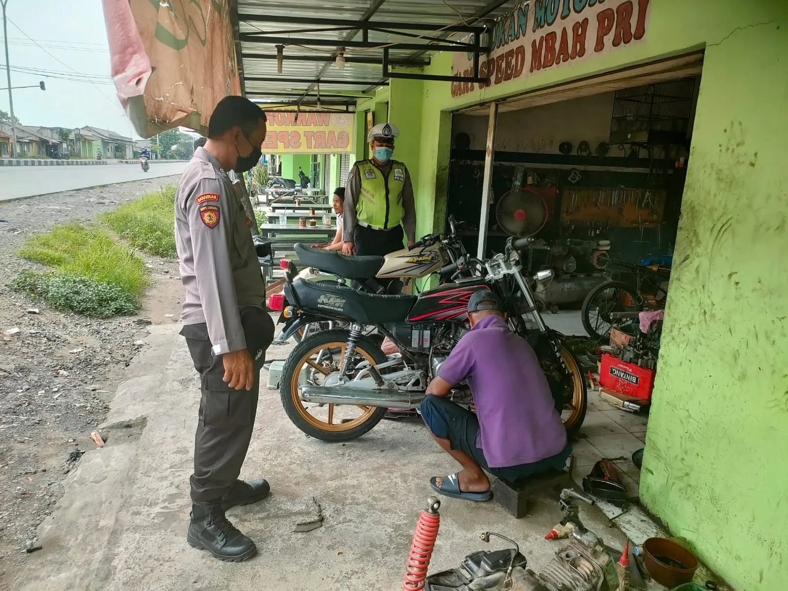 Polisi di Gresik Masif Sosialisasikan Larangan Bengkel Jual dan Pasang Knalpot Brong