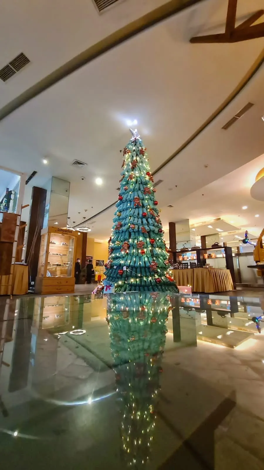 Kreasi Pembuatan Pohon Natal Di Mercure Surabaya Grand Mirama Dari Botol Mendukung Program Pemerintah Kota Surabaya Tidak Pakai Sampah Plastik