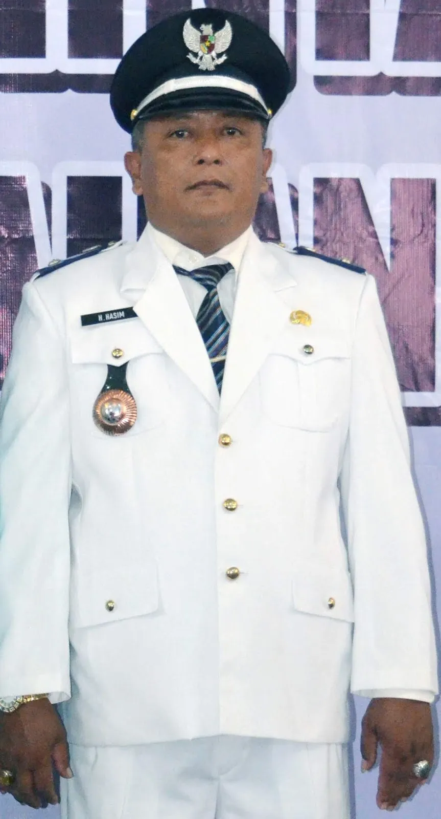 SOSOK KEPALADESA KARANG PANASAN BANGKALAN YANG SAYANG PEDULI DENGAN MASYARAKATNYA 