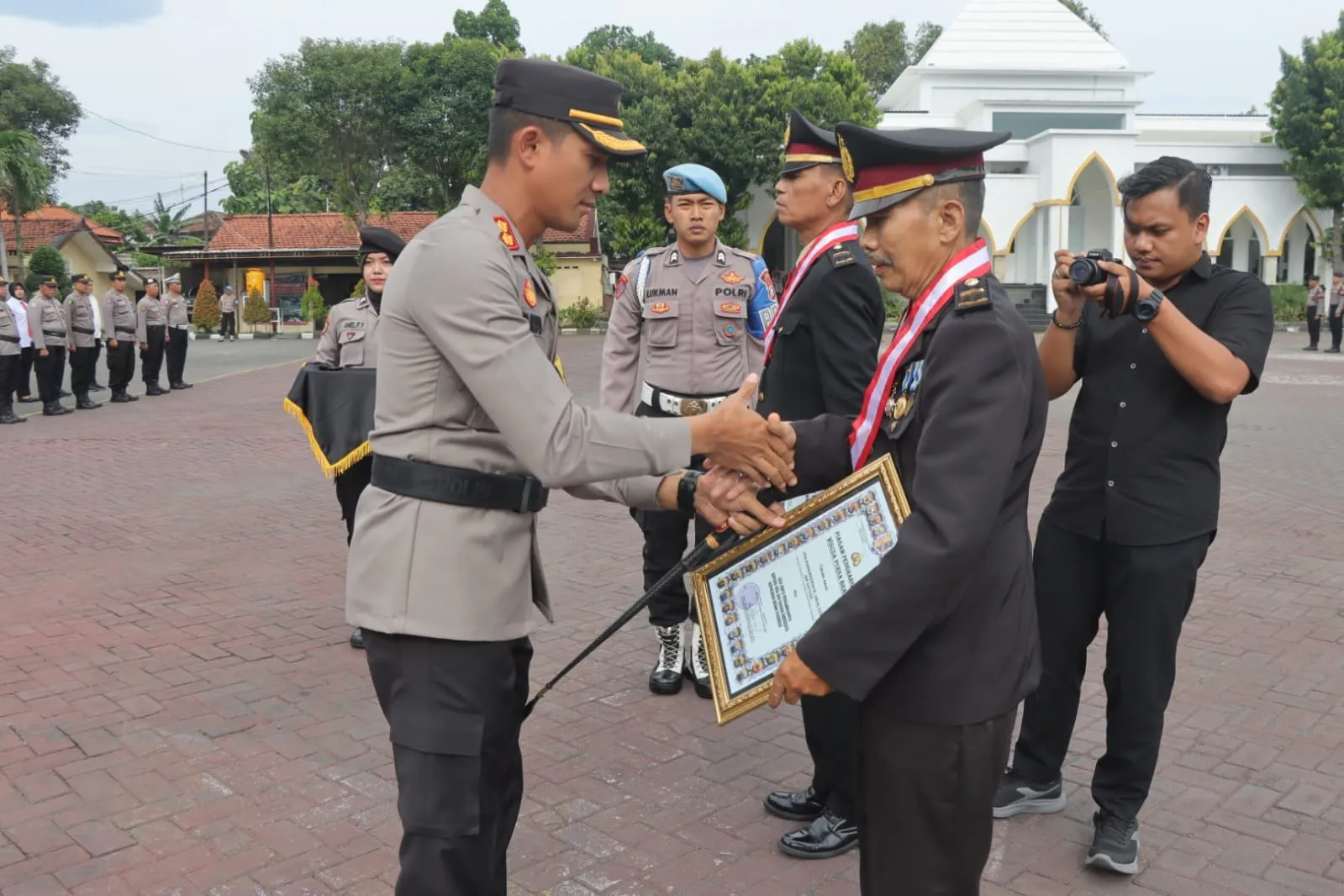 Kapolres Pasuruan Pimpin Upacara Kenaikan Pangkat Reguler, Pengabdian, PNS, dan Wisuda Purna Bakti Anggota Polres Pasuruan