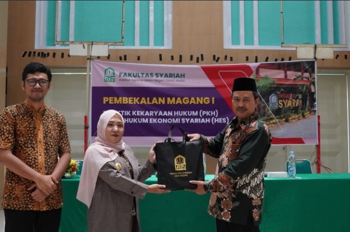 Paparan Ketua APSI Kediri Sekaligus Dosen UIT Lirboyo di Pembekalan Magang FS IAIN Kediri
