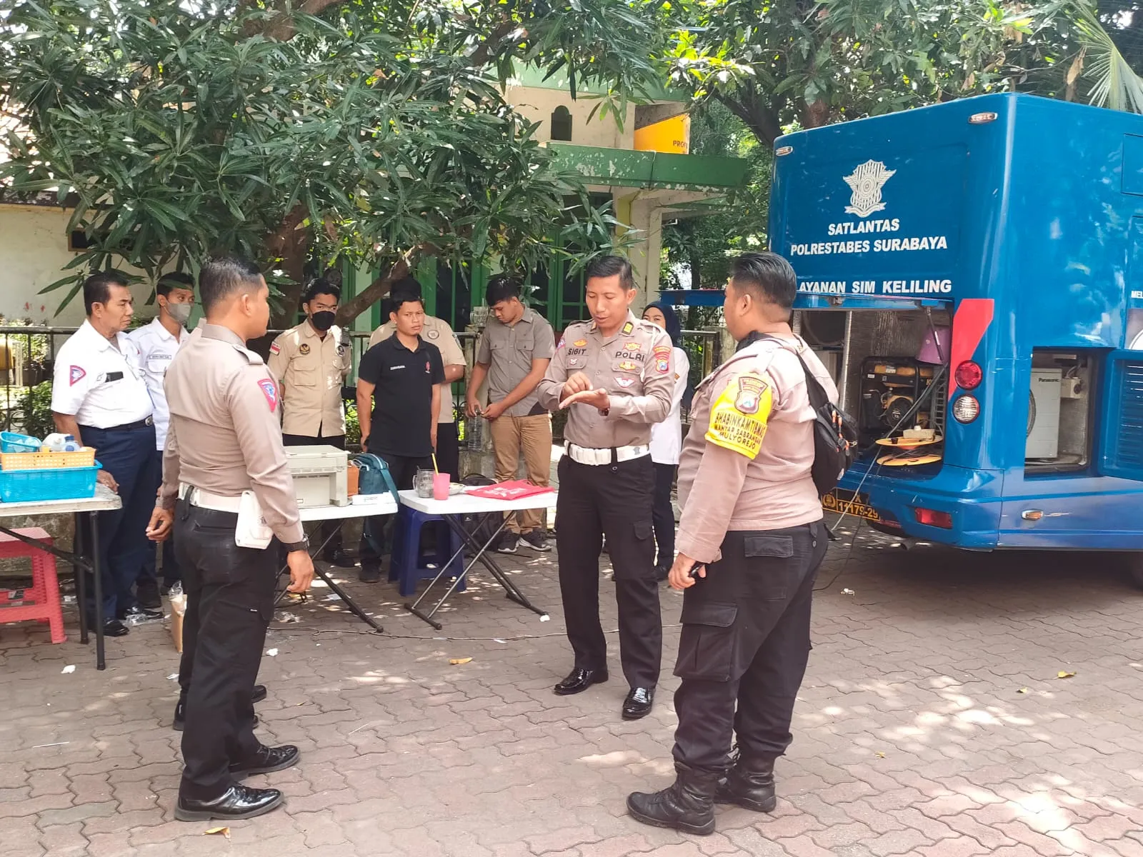 Kasatlantas Surabaya Pantau Kegiatan SIM Cak Bhanbin di Gereja Prenggolan Tegal Sari
