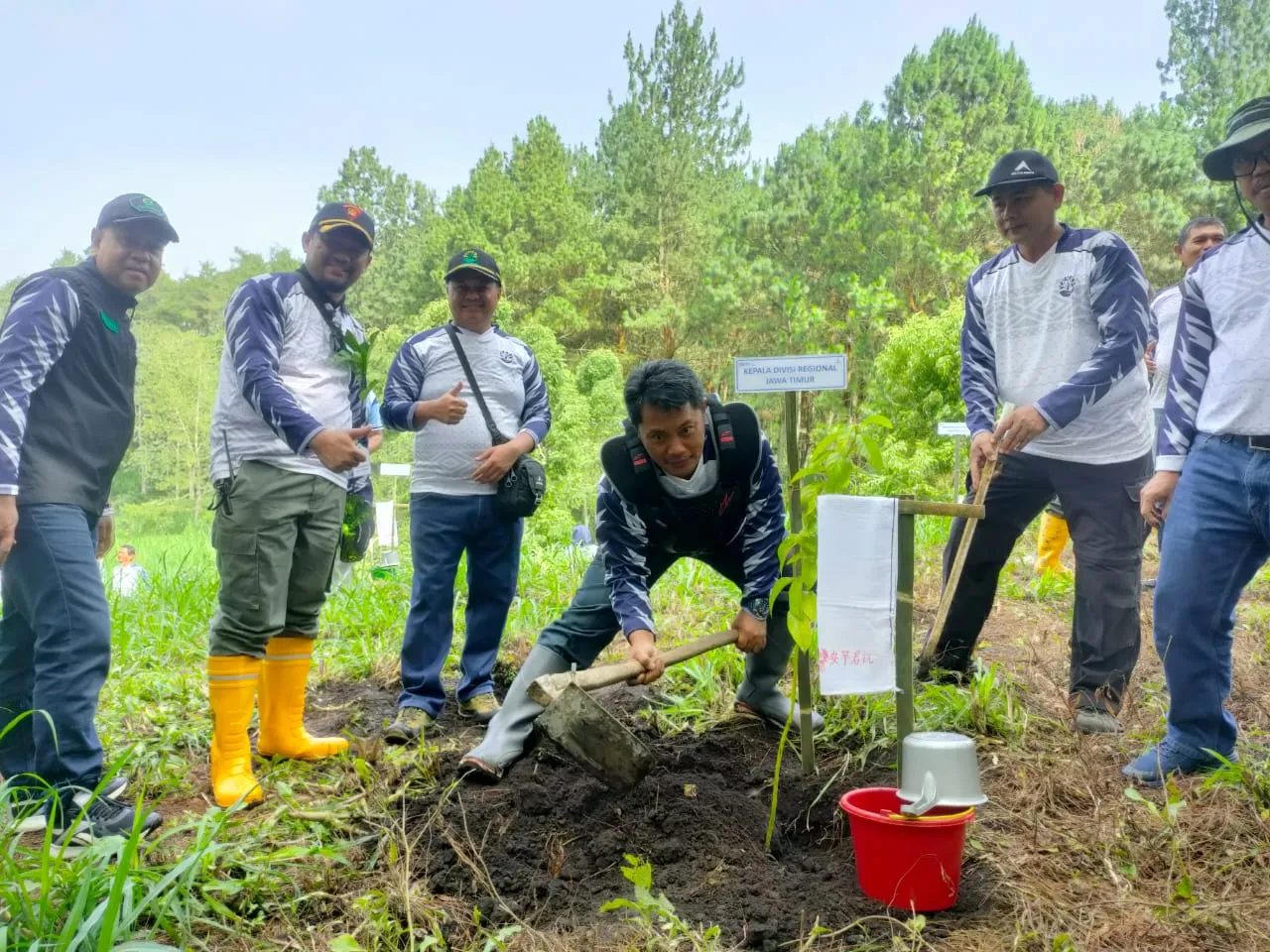 Memulai Pekerjaan di Tahun 2023 Divre Jatim Gelar Penanaman dan Santuni Anak Yatim