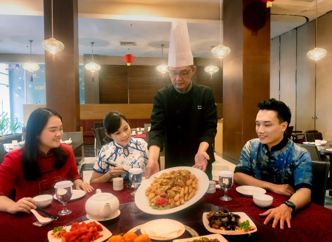 Malam Perayaan Imlek, Mercure Surabaya Grand Mirama Hadirkan Helen Huang dan bertabur Angpao